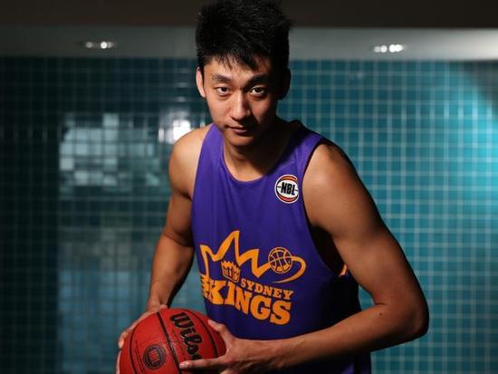 英媒：皇马有意在明夏引入范德芬，巴黎也在密切关注情况（英媒称皇马将范德芬列为明夏引援目标，巴黎同样紧盯其动态）