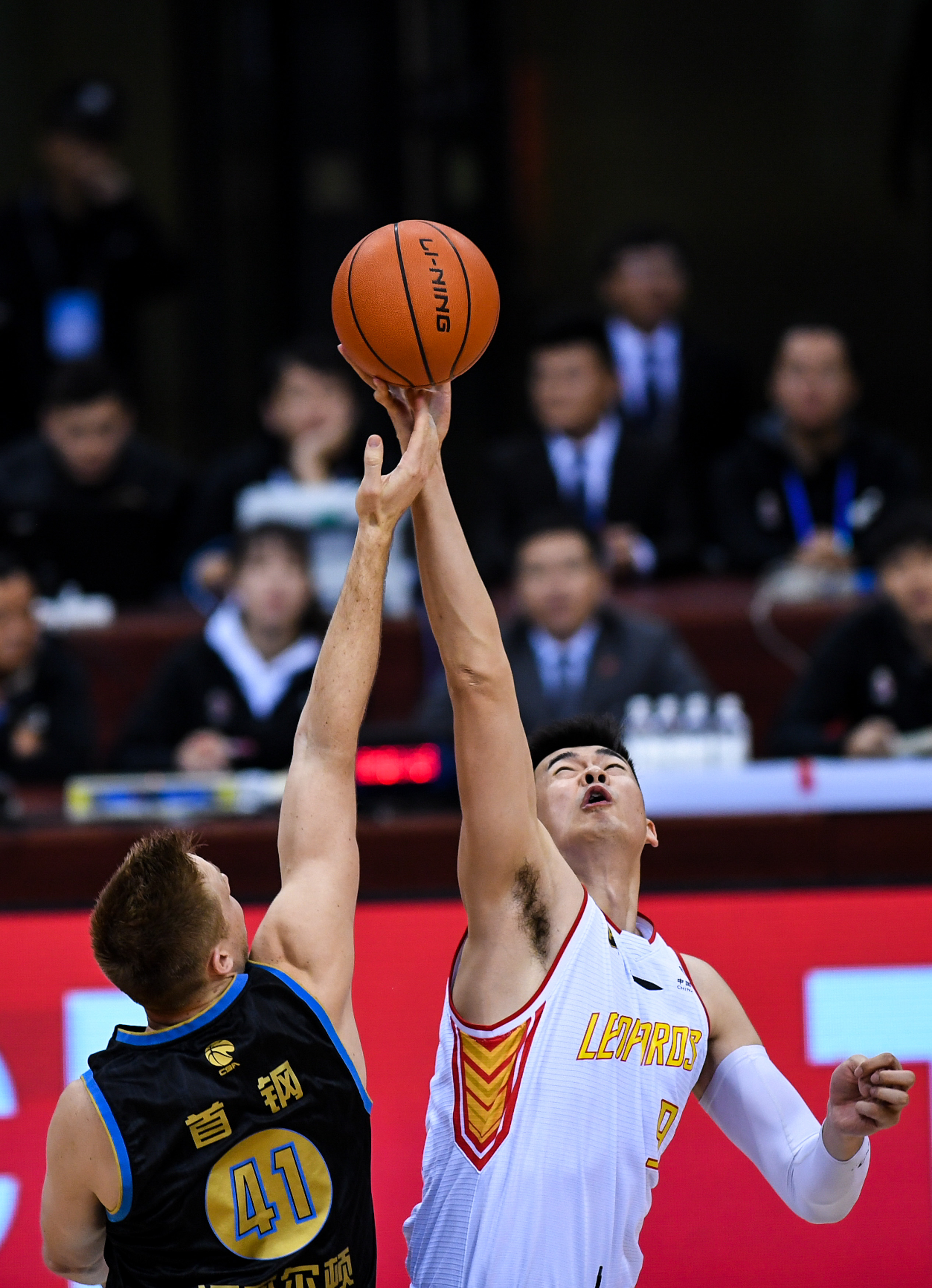 “这说不通”！世界杯抽签仪式上，特朗普提议给美式橄榄球改名（世界杯抽签现场，特朗普建议美式橄榄球更名：这不合理）