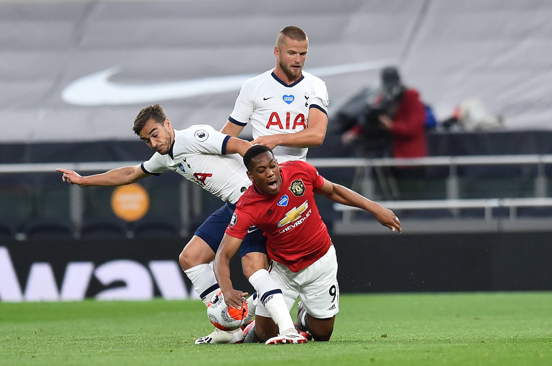 同位置球员差距明显（同位置球员实力差距显著）