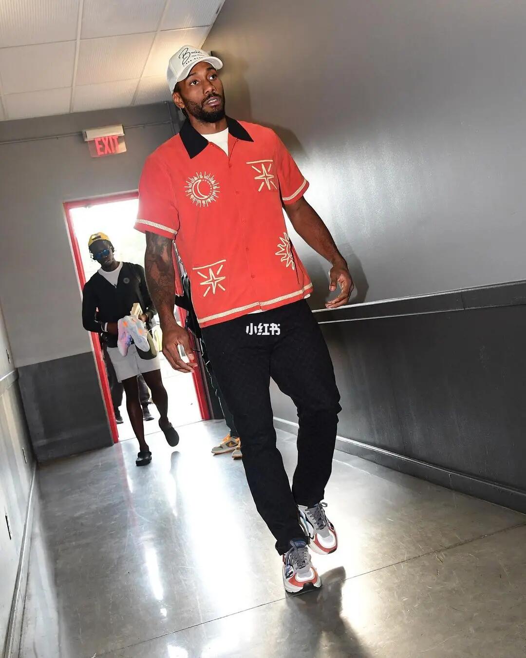 二轮秀！国王菜鸟中锋雷诺近3场场均19.3分12板 命中率51.1%（国王二轮新秀雷诺近三战场均19.3分12篮板，投篮命中率51.1%）