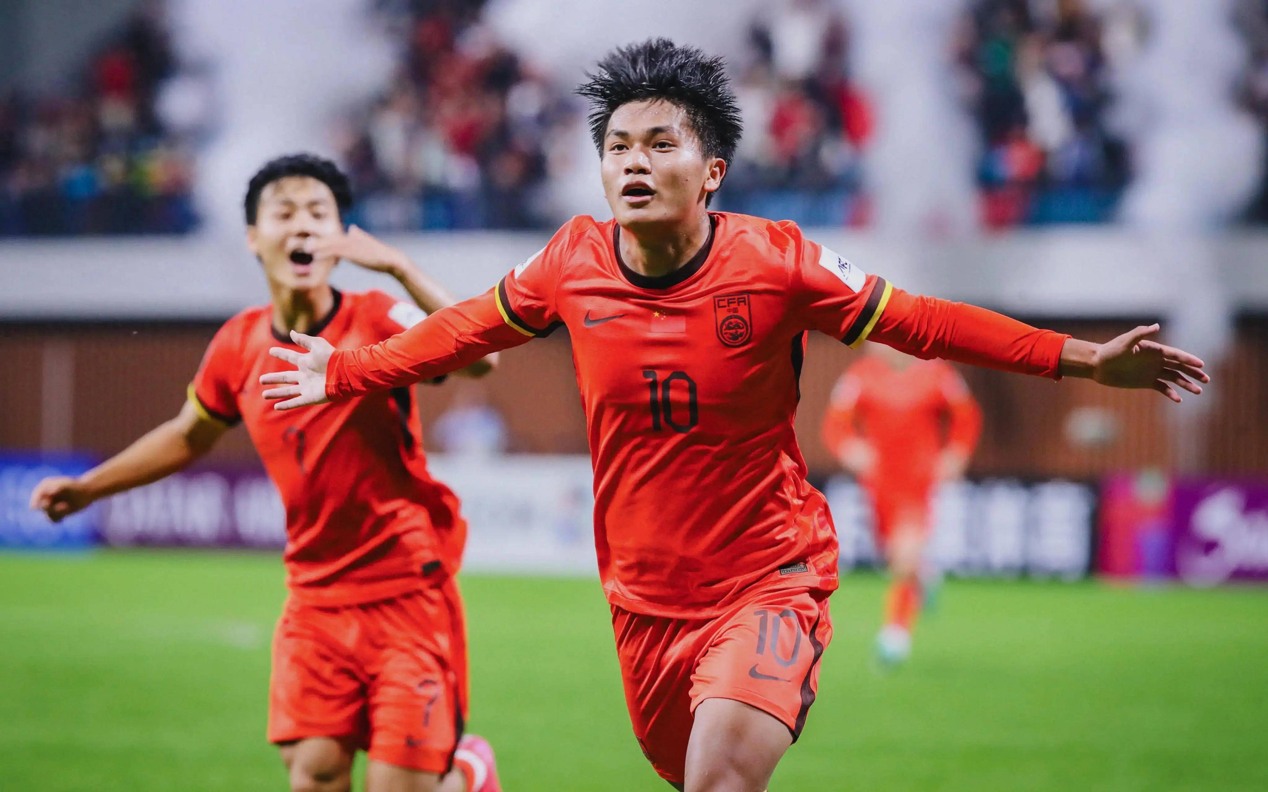 尼克斯骑士决胜时刻：尼克斯五人轮流得分 米切尔孤注一掷错失绝杀（尼克斯骑士生死时刻：尼克斯多点开花轮番取分，米切尔孤注一掷绝杀未果）