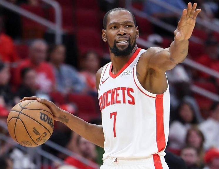 篮球赛场上的明星表现：武切维奇的全面实力展现（武切维奇赛场高光：全能实力尽显）