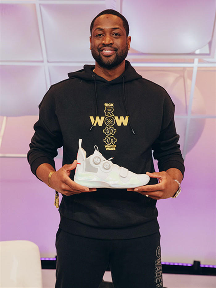 东契奇&詹姆斯半场合砍36分，无奈湖人丢70分落后12分（东契奇+詹姆斯半场36分仍难救主，湖人半场被轰70落后12分）