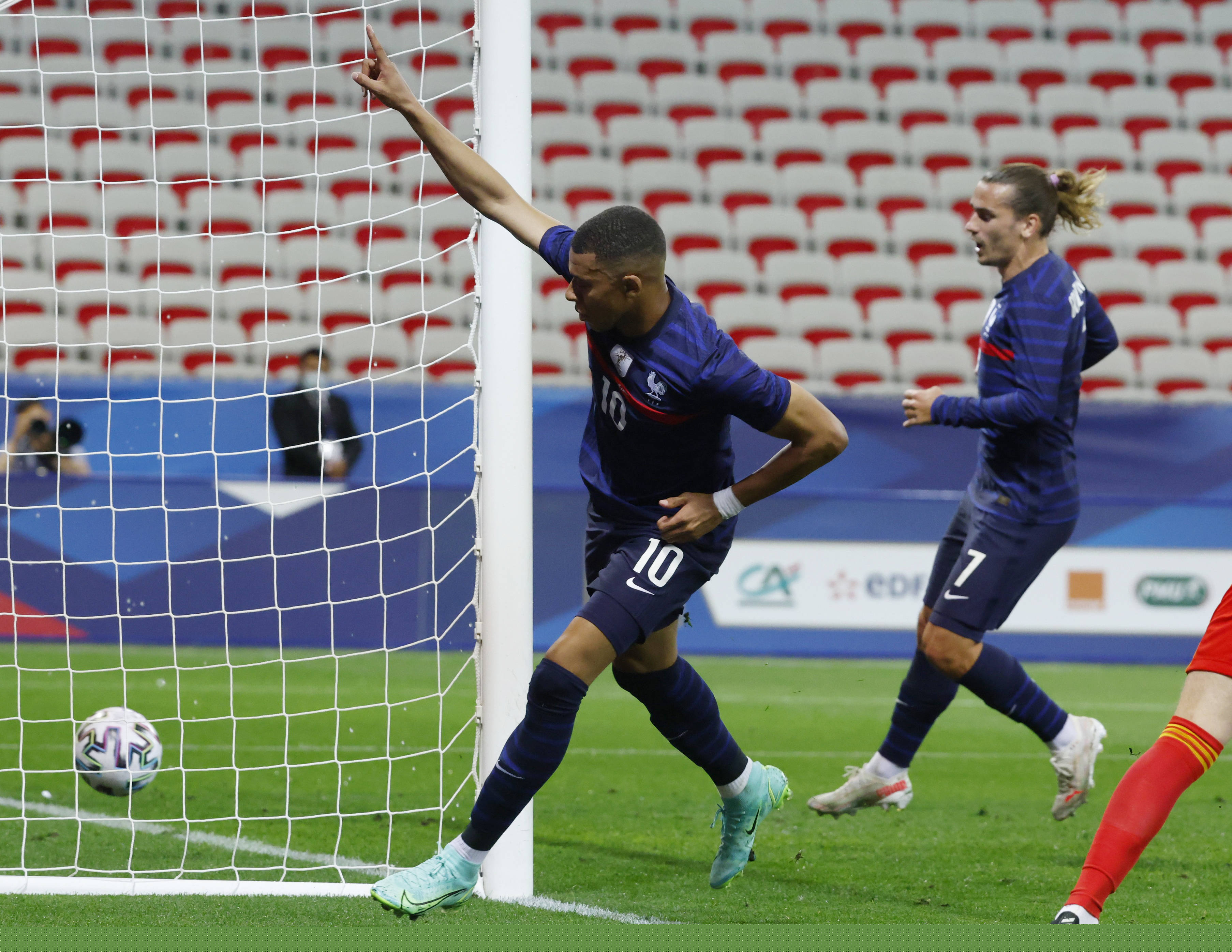 尤文vs卡利亚里：弗拉霍维奇、伊尔迪兹首发，佩林出战（尤文对阵卡利亚里：弗拉霍维奇、伊尔迪兹先发，佩林把守球门）