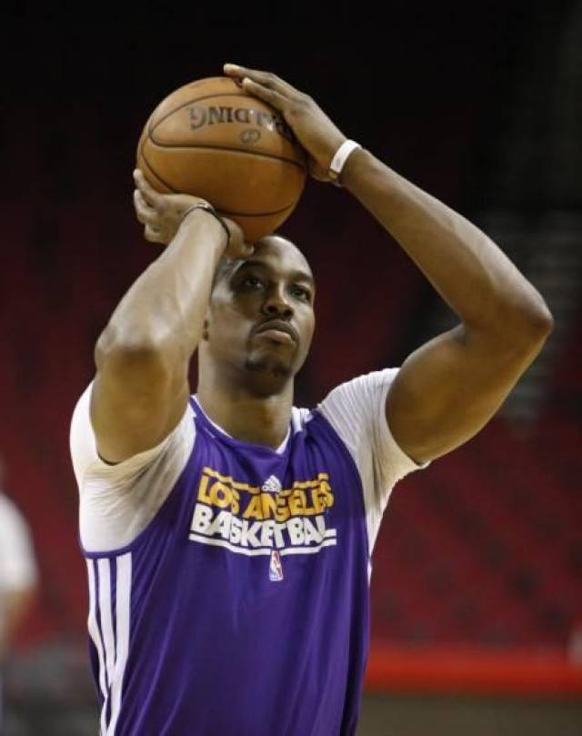 克雷莫内塞2-0莱切，博纳佐利建功，萨纳夫里亚锁定胜局（克雷莫内塞2-0击败莱切：博纳佐利先拔头筹，萨纳夫里亚终结比赛）