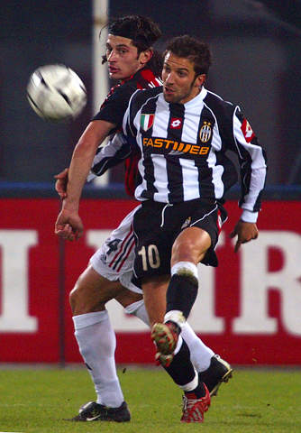 他是申花最被低估的球员，为俱乐部宁愿枯坐板凳，今年只出场一次（申花最被低估的一人，为球队甘当板凳，本赛季仅出场1次）