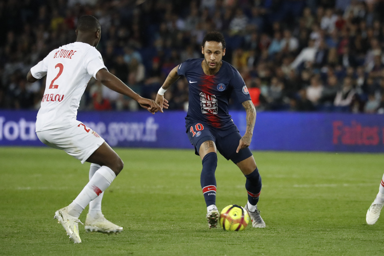 陈盈骏前四场表现惊艳，场均22.8分4.8助2.5板1.8断，三分命中率高达61.9%（陈盈骏开季四战火力全开：场均22.8分4.8助攻2.5篮板1.8抢断，三分命中率61.9%）