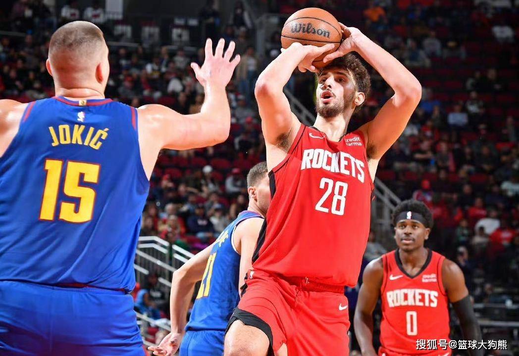 欧文突破防守造成杀伤球成功（欧文强突防线造犯规并打成）