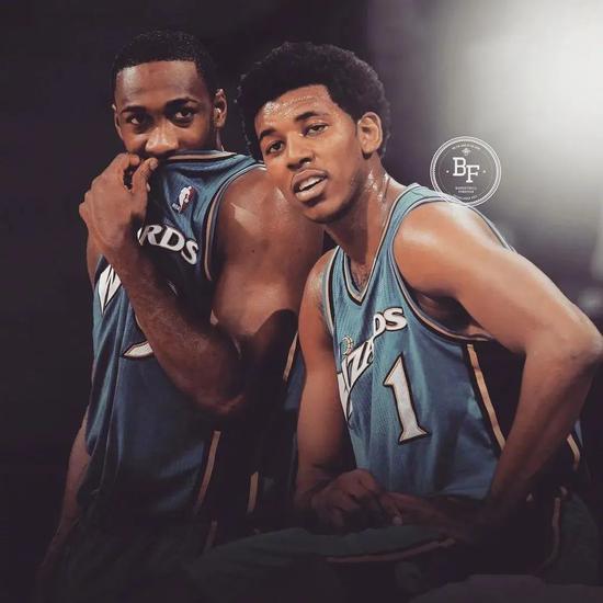 鞋底蹬踏跟腱位！西蒙斯致歉：范戴克是我的队长，我不会故意伤害他或任何人（鞋钉误踩跟腱引争议，西蒙斯道歉：范戴克是我队长，我绝无伤人之意）