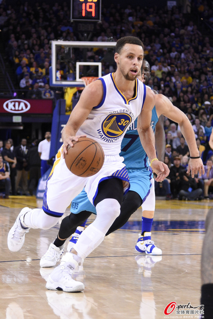 刘璇陪5岁女儿练体操，手持长棍严厉还疲惫，住300平豪宅又大又乱（刘璇陪5岁女儿练体操，手持长杆严厉带训显疲态，300平豪宅宽敞却杂乱）