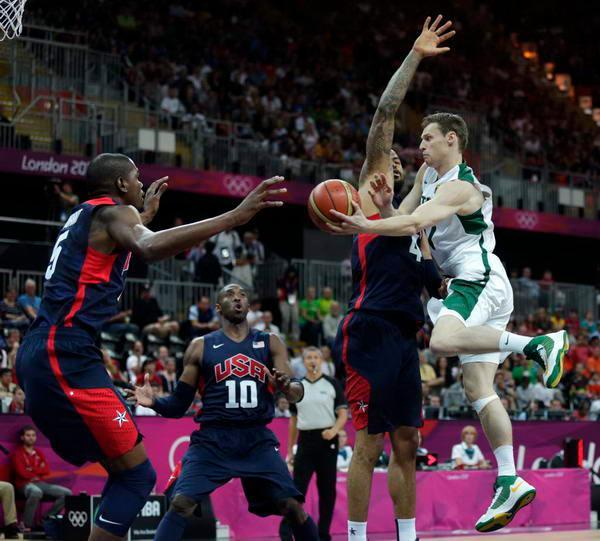 NBA常规赛：独行侠116-126勇士丨英雄惜英雄！克莱赛后与勇士昔日队友一一拥抱场面令人动容（NBA常规赛：勇士126-116击败独行侠，克莱赛后与昔日队友逐一拥抱，英雄相惜令人动容）