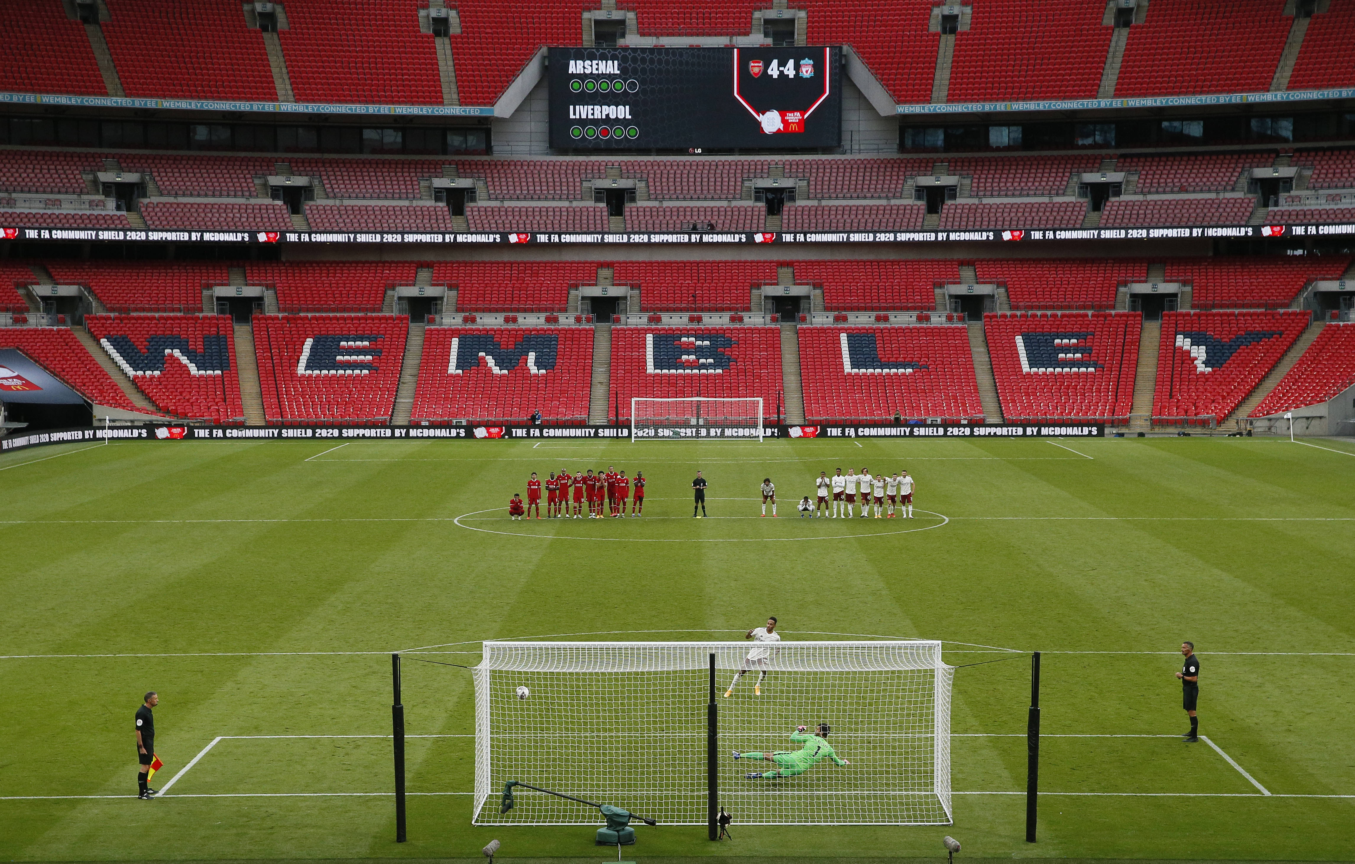 打停火箭！詹姆斯虚晃戏耍申京 直接突破轻松暴扣得手（詹姆斯晃开申京强突暴扣 火箭被迫暂停）