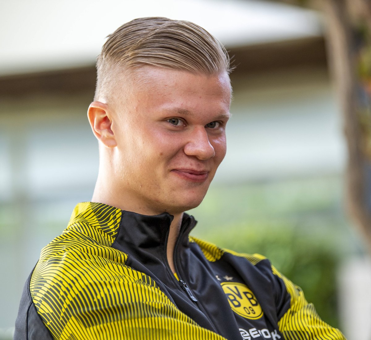 马上41岁了！詹姆斯逆天一球：迎着申京和亚当斯滞空拉杆高难度得分（快41岁的詹姆斯上演神迹一球：顶着申京和亚当斯滞空拉杆完成高难度得分）