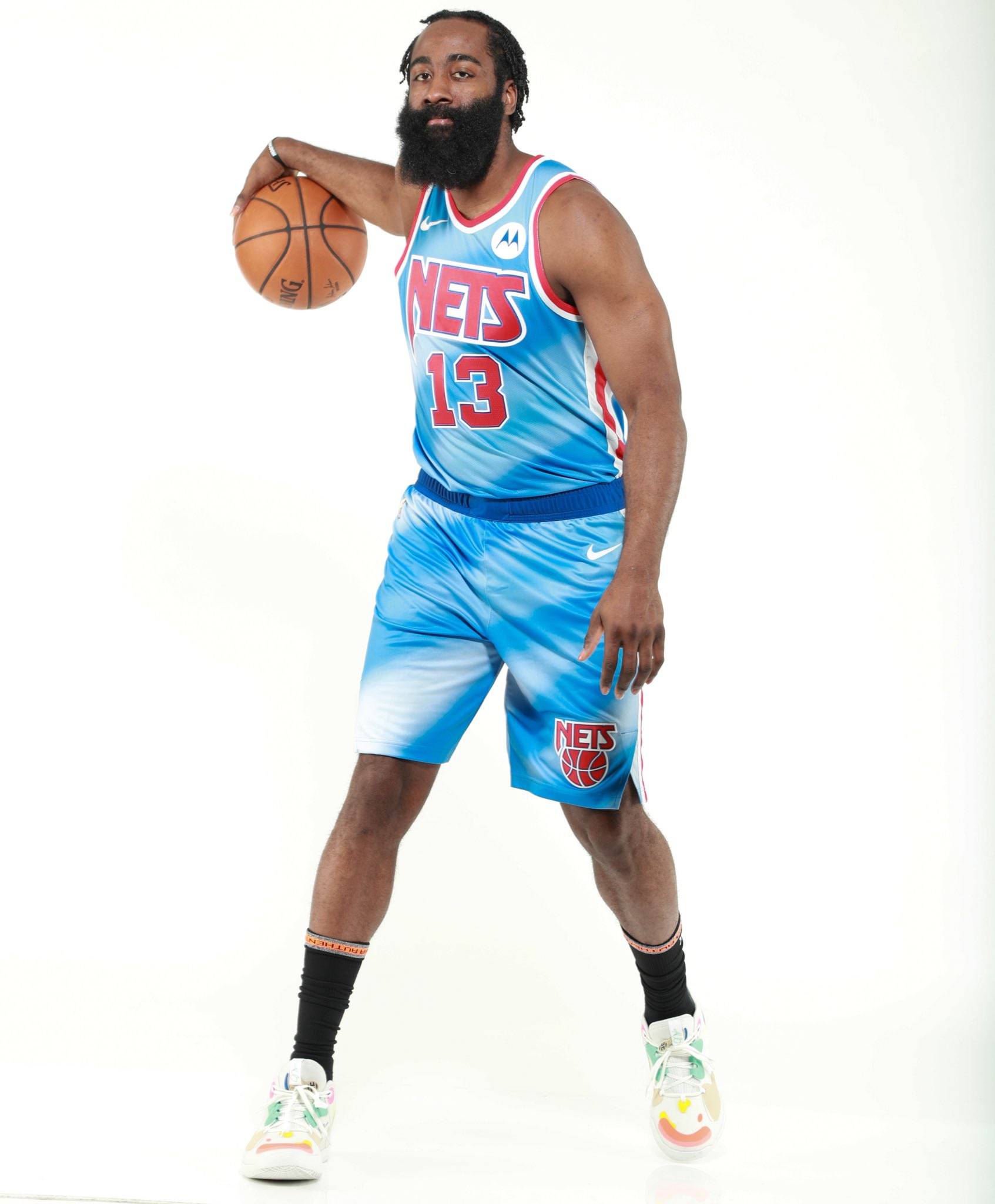 挪媒：哈兰德因曼奇尼摸屁股产生冲突，挪威队赛后庆祝至深夜（挪威媒体：哈兰德与曼奇尼因拍臀发生争执，挪威队赛后庆祝至深夜）