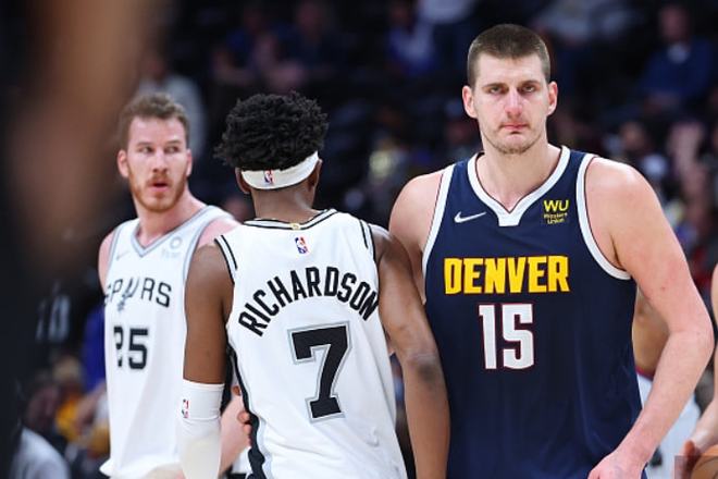 巴萨梅西自由球进球助球队领先（梅西任意球建功，助巴萨取得领先）