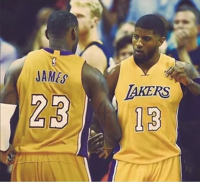 图片报：多特后防线出现危机，将面临安东和安塞尔米诺缺阵（图片报：多特后防告急，安东与安塞尔米诺双双缺阵）