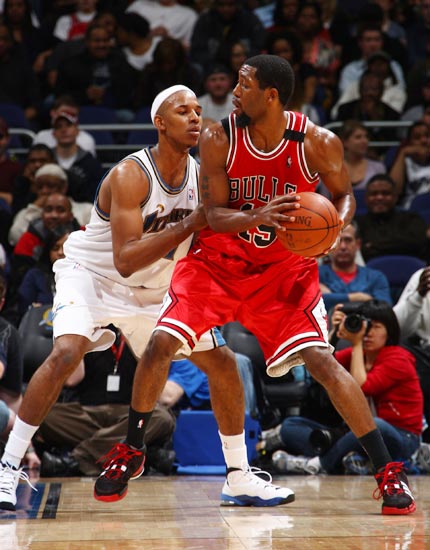 库里今日赛前入场穿加内特战靴，热身换上爱德华兹战靴（库里今日入场穿加内特签名鞋，热身改换爱德华兹战靴）